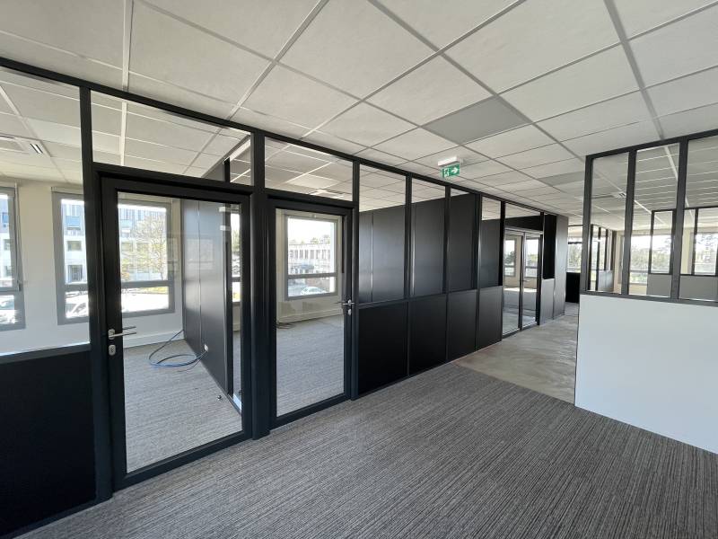 Installation de porte pour cloison de bureaux dans une entreprise par un professionnel à Lyon et ses alentours