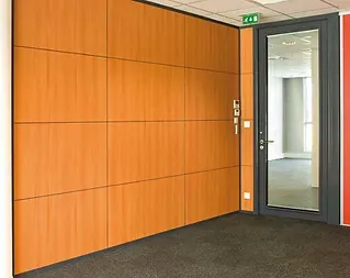 Installation de cloison de bureau pleine toute hauteur pour créer des bureaux individuelles dans un open space à Lyon et sa région